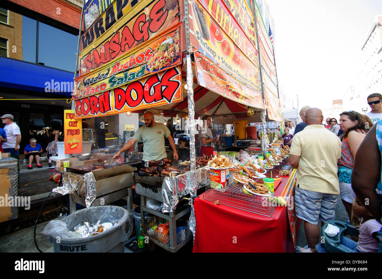 Knoxville, Tennesse, STATI UNITI D'AMERICA . Xii Apr, 2014. Il 2014 Knoxville Rossini Opera Festival in Knoxville, Tennessee assume la piazza del mercato e Gay Street on April 12, 2014 Credit: Marc Griffin/Alamy Live News Foto Stock