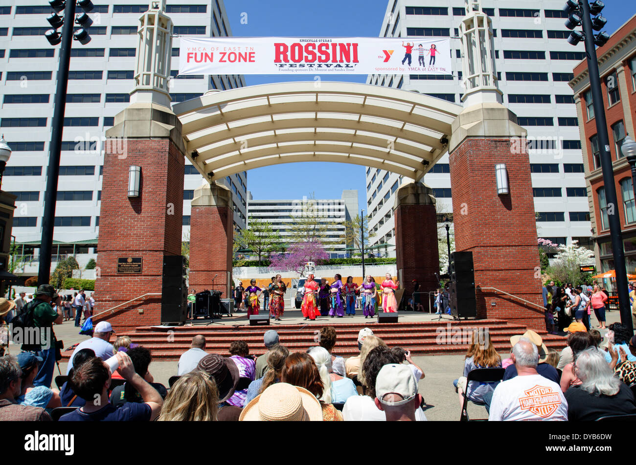 Knoxville, Tennesse, STATI UNITI D'AMERICA . Xii Apr, 2014. Il 2014 Knoxville Rossini Opera Festival in Knoxville, Tennessee assume la piazza del mercato e Gay Street on April 12, 2014 Credit: Marc Griffin/Alamy Live News Foto Stock