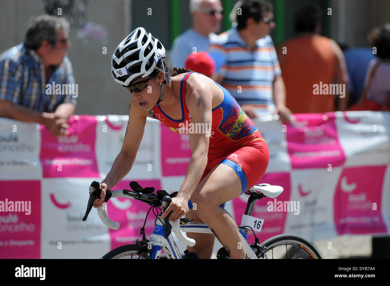 12 Aprile 2014 - Quarteria - Portogallo : Elite femminile gara nel 2014 Quarteira ETU Triathlon European Cup a Quarteria su Algarve in Portogallo. Foto Stock