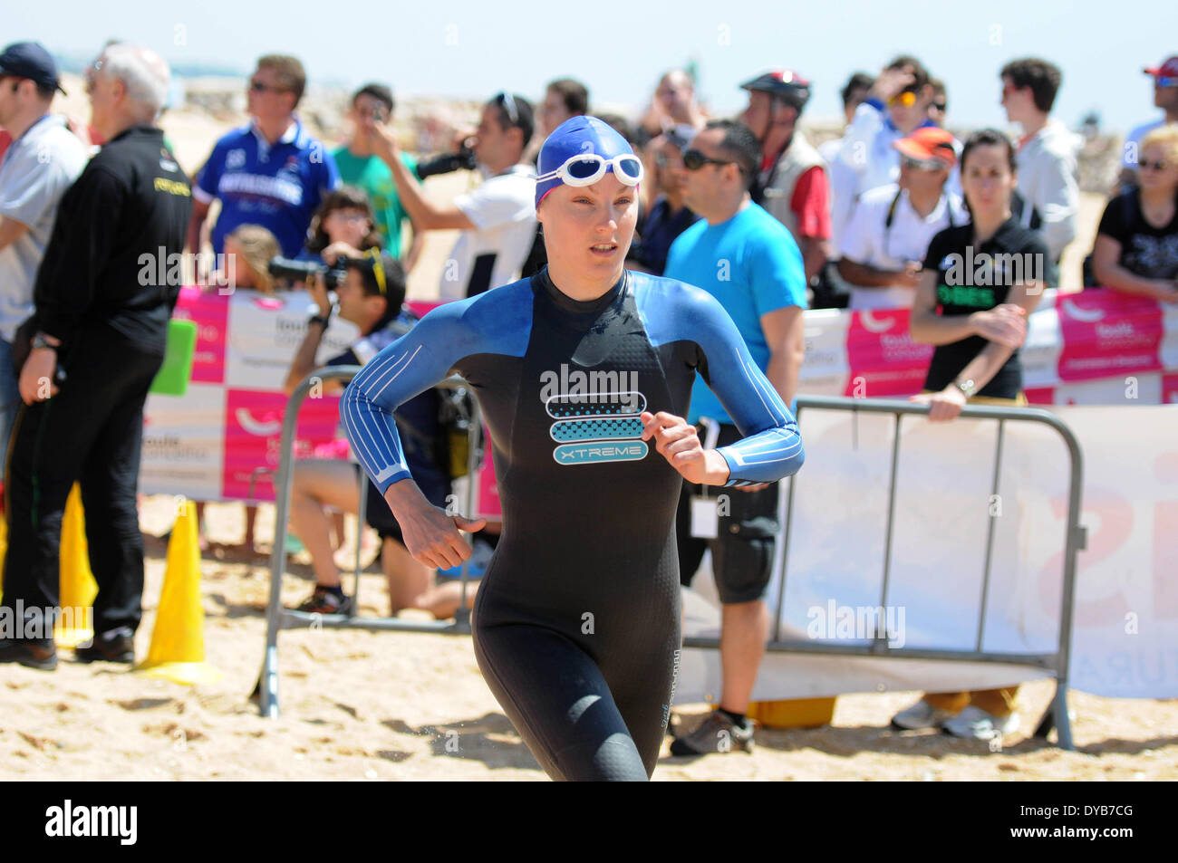 12 Aprile 2014 - Quarteria - Portogallo : Elite femminile gara nel 2014 Quarteira ETU Triathlon European Cup a Quarteria su Algarve in Portogallo. Foto Stock