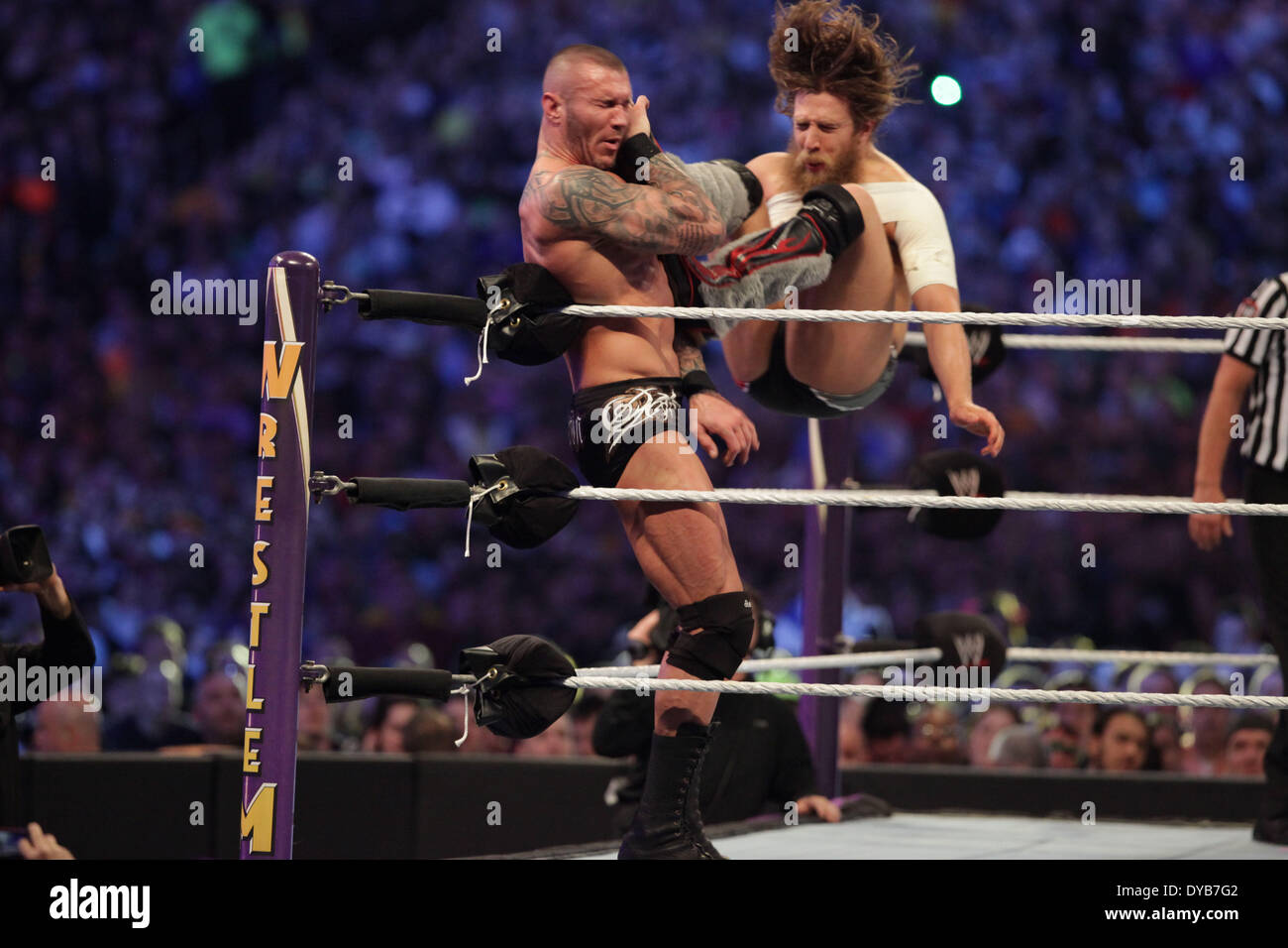 New Orleans, Louisiana, Stati Uniti d'America. 6 apr, 2014. DANIEL BRYAN offre un missile drop kick per Randy ORTON nel main event durante Wrestlemania 30 presso la BMW Super Dome. © Matt Roberts/ZUMA filo/ZUMAPRESS.com/Alamy Live News Foto Stock