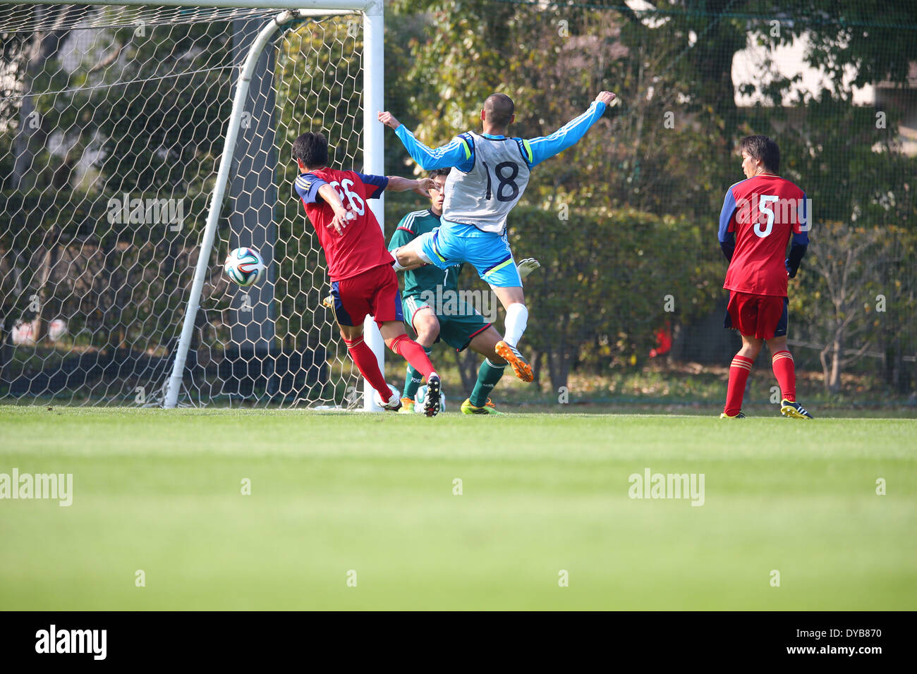 Chiba, Giappone. 9 Apr 2014. Kengo Kawamata (JPN) Calcio/Calcetto : Kengo Kawamata di punteggi in Giappone un obiettivo durante un corso di formazione per il match contro il Ryutsu Keizai University durante il Giappone team nazionale candidati training camp a Akitsu Soccer Stadium di Chiba, Giappone . © Kenzaburo Matsuoka/AFLO/Alamy Live News Foto Stock