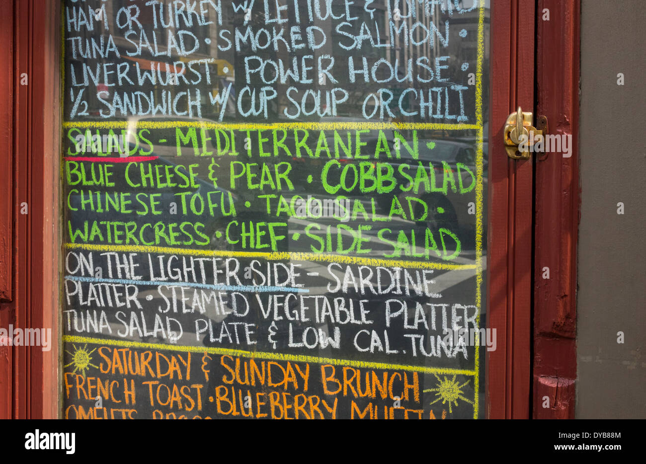 Chalk blackboard menu al di fuori di un bar e di un ristorante grill a New York City Foto Stock