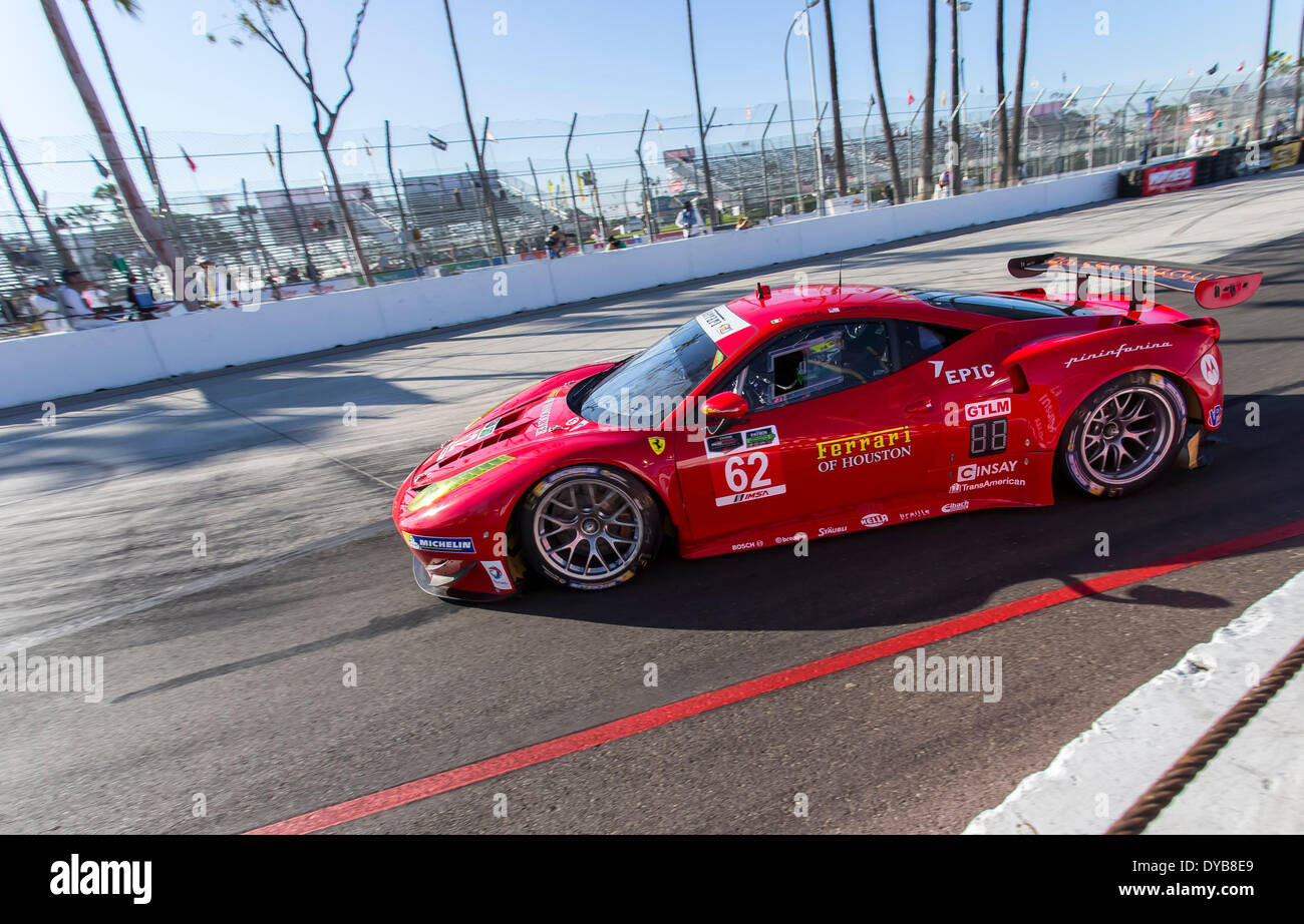 Long Beach, CA, Stati Uniti d'America. Xi Apr, 2014. Long Beach, CA - Apr 11, 2014: RISI Competizione Ferrari corse attraverso le spire al Tudor Regno SportsCar di lunga BeachatGrand premio della lunga spiaggia BeachinLong, CA. Credito: csm/Alamy Live News Foto Stock