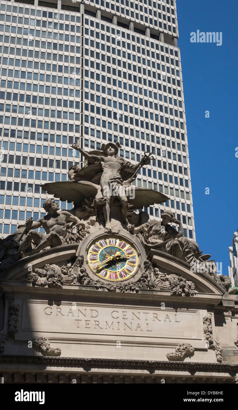 La statua di Mercurio e il clock al di sopra della parte anteriore ingresso al Grand Central Terminal di New York City, Stati Uniti d'America Foto Stock