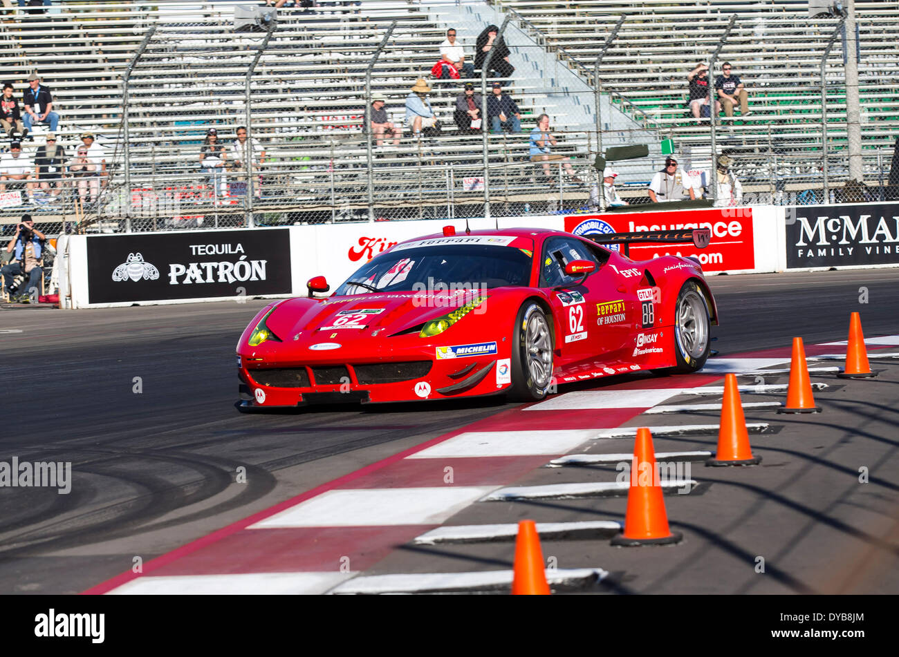 Long Beach, CA, Stati Uniti d'America. Xi Apr, 2014. Long Beach, CA - Apr 11, 2014: RISI Competizione Ferrari corse attraverso le spire al Tudor Regno SportsCar di lunga BeachatGrand premio della lunga spiaggia BeachinLong, CA. Credito: csm/Alamy Live News Foto Stock