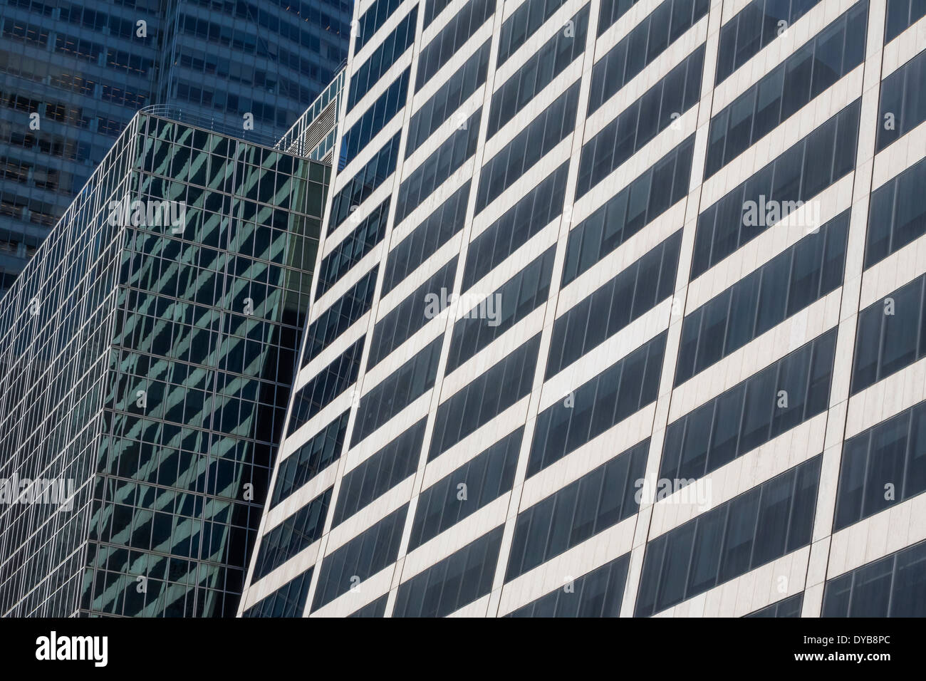 Dettagli astratta della grazia e la costruzione di altri grattacieli sulla 42nd Street a New York City Foto Stock