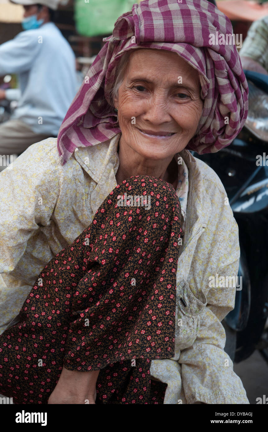Donna stallholder nel mercato a Kratie, Cambogia Foto Stock