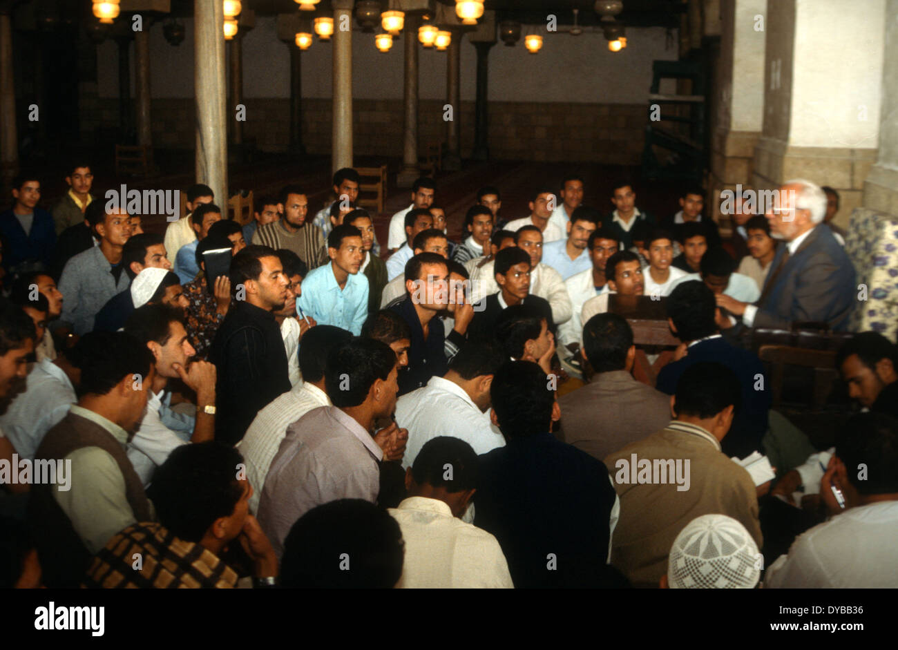 Halaqa, circolo di insegnamento islamico con studenti e insegnanti nella moschea di al-Azhar, il Cairo, Egitto Foto Stock