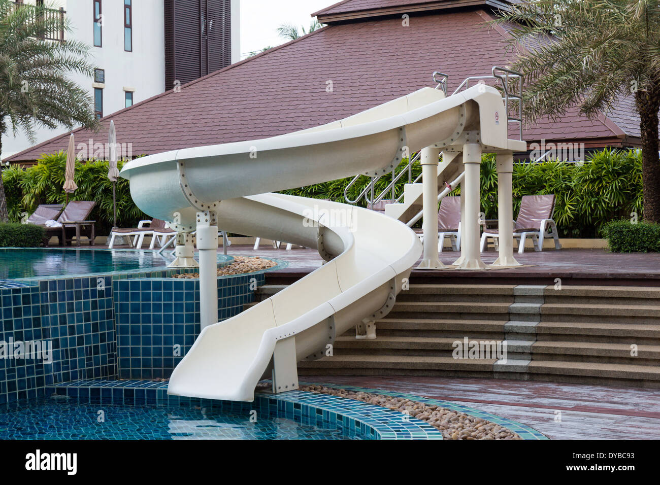 Waterslide vicino alla piscina in Thailandia resort Foto Stock