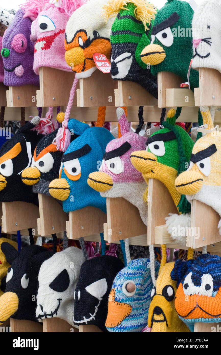 Angry Birds merchandise Cappelli di lana su un mercato in stallo Foto stock  - Alamy