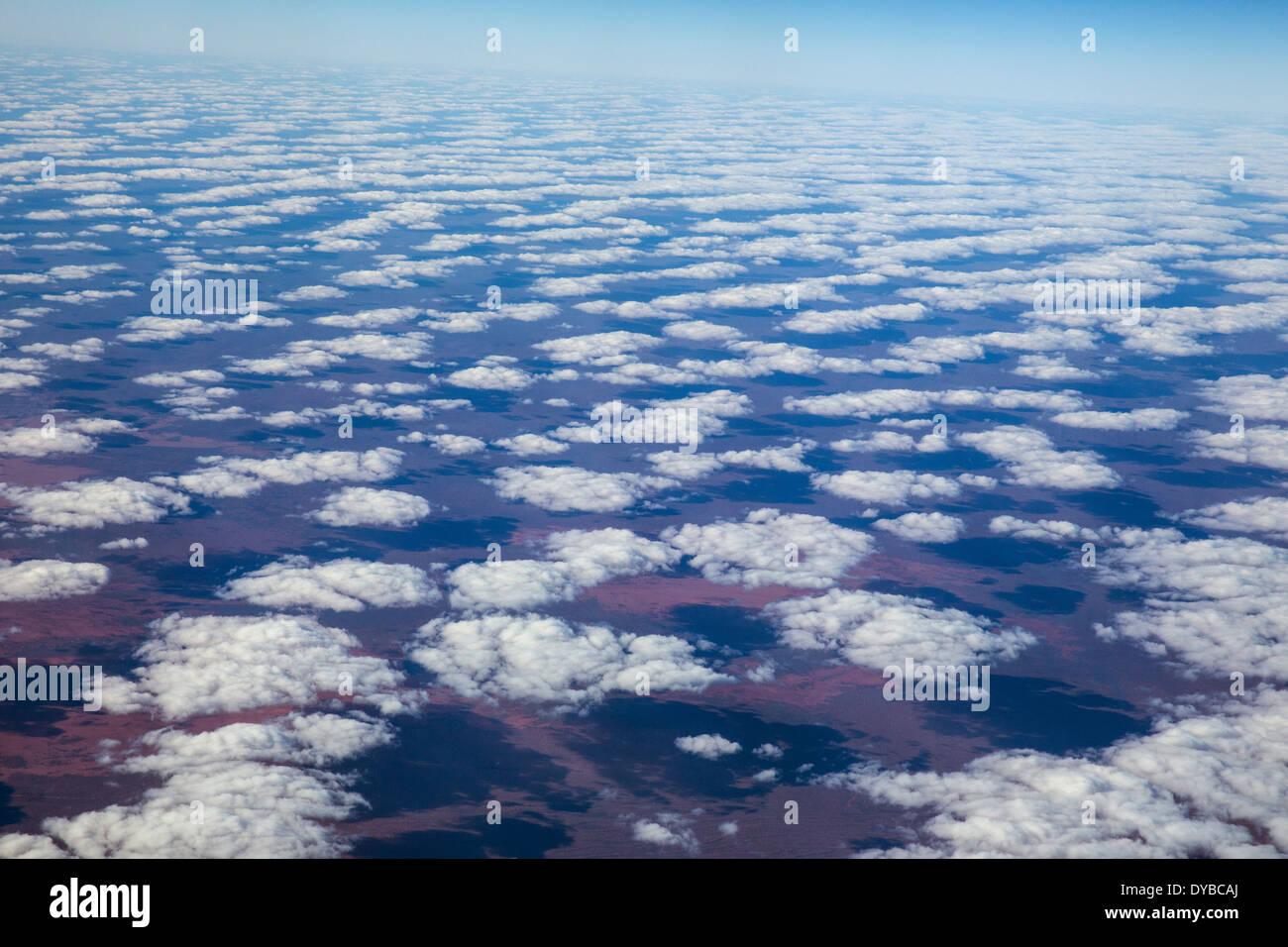 Rotto la copertura nuvolosa e cielo blu come visto da un piano alto sopra l'Australia Foto Stock