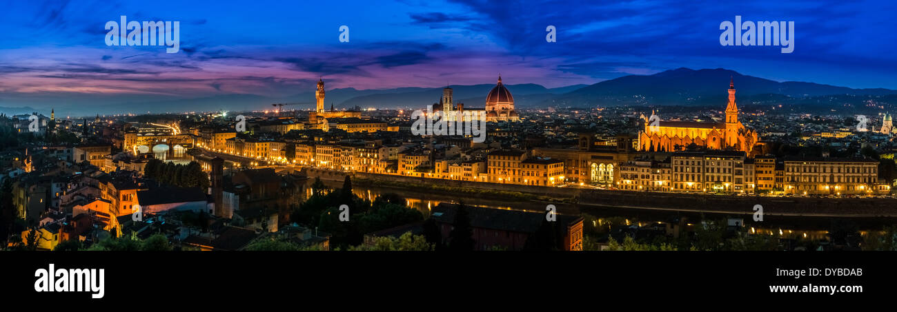 Firenze, Italia - skyline vista sul fiume Arno con Ponte Vecchio e Palazzo Vecchio Foto Stock