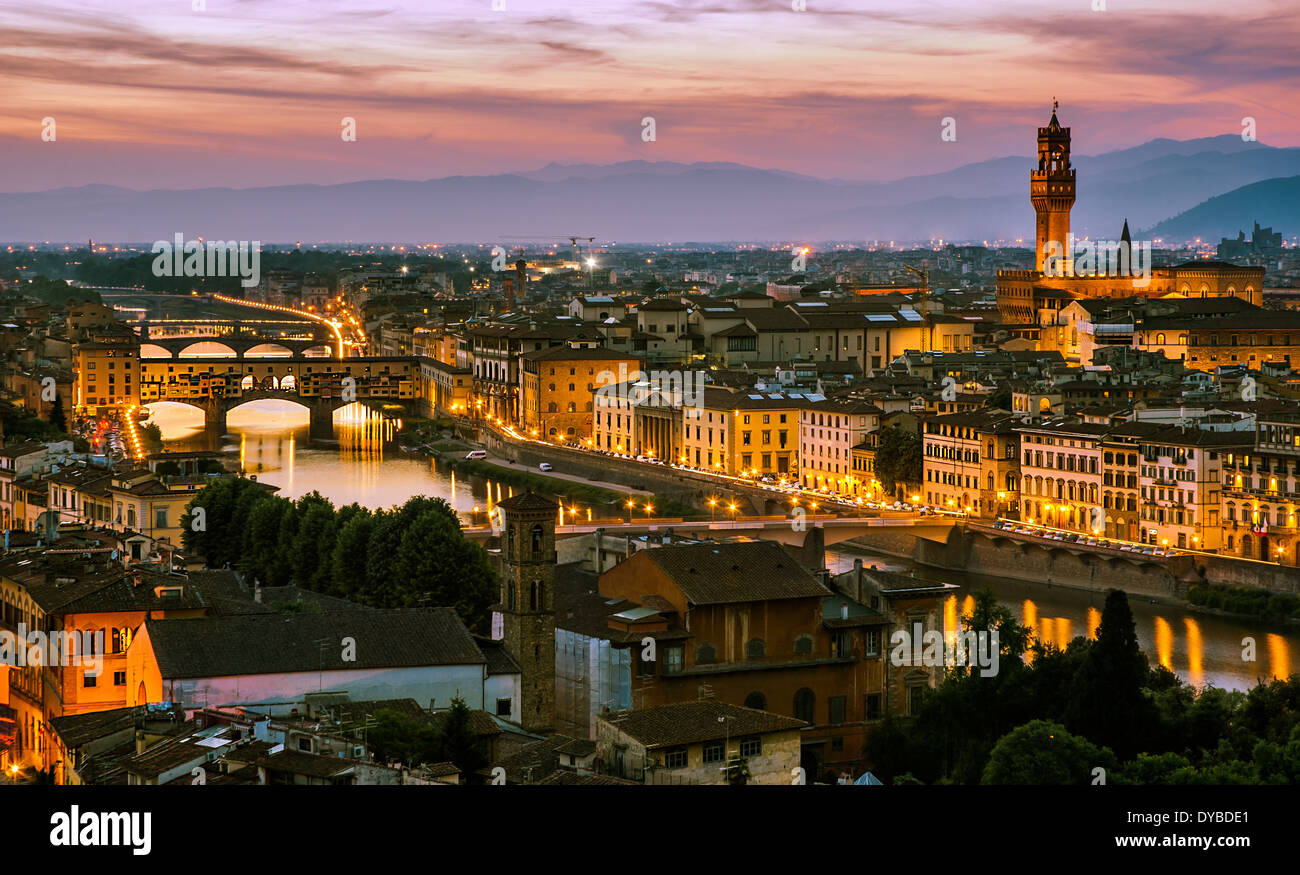 Firenze, Italia - skyline vista sul fiume Arno con Ponte Vecchio e Palazzo Vecchio al tramonto Foto Stock