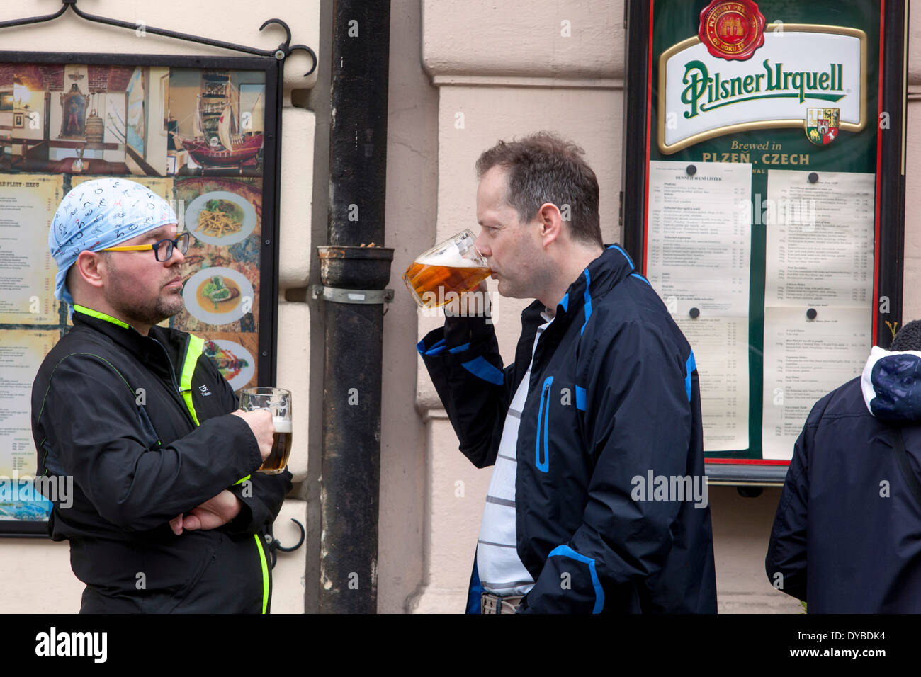 La gente di Praga beve birra fuori da un bar, Praga Repubblica Ceca svago Foto Stock