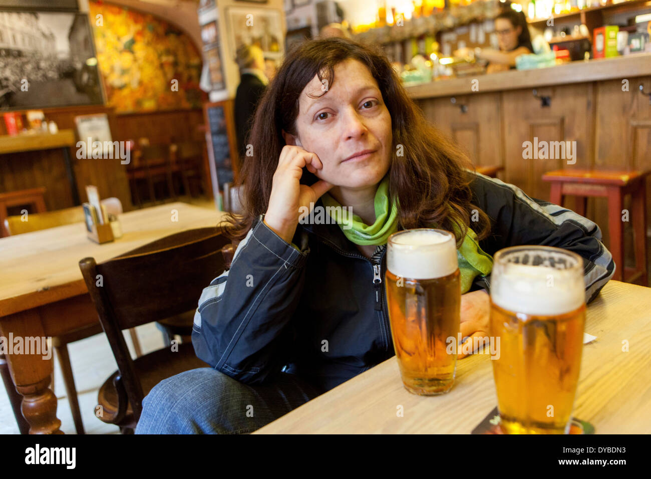 Donna dentro bar 'U Zavesenyho cafe' a Mala Strana di Praga Repubblica Ceca Foto Stock