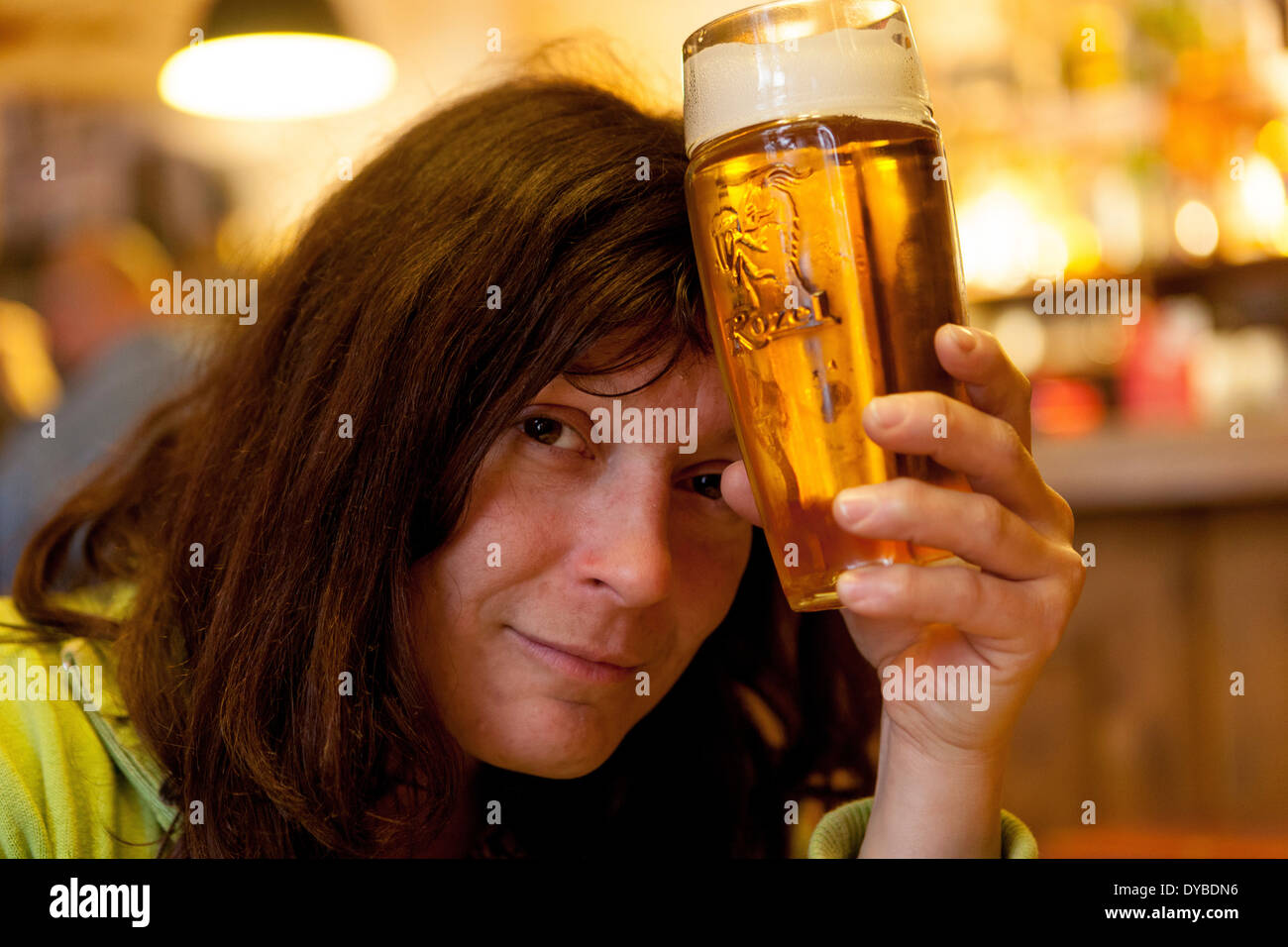 Donna con la birra ceca di vetro birra fredda, Praga bar 'U Zavesenyho kafe' Praga Repubblica Ceca Foto Stock