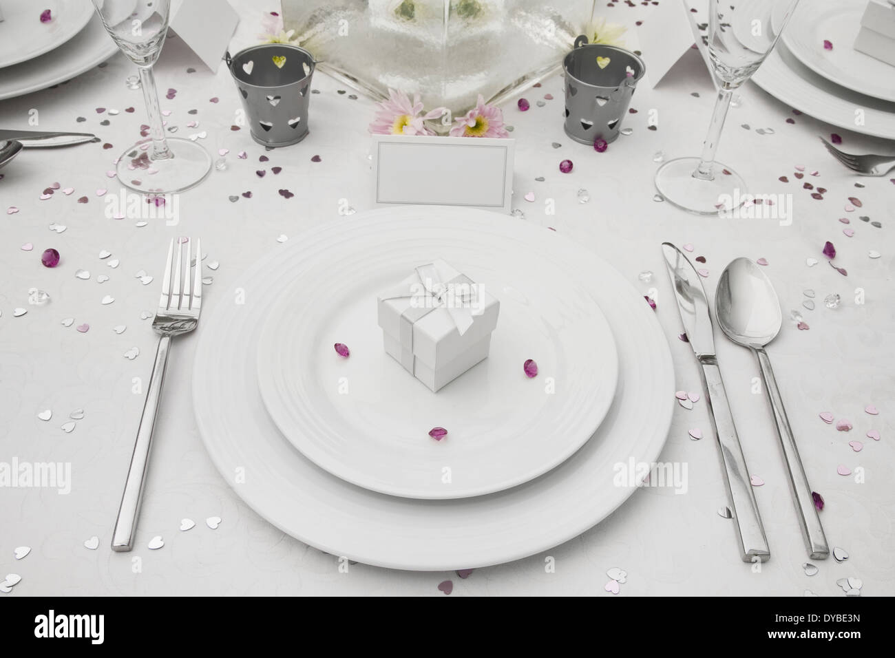 Tabella di nozze display con la bomboniera scatola su un osso piatto cina Foto Stock