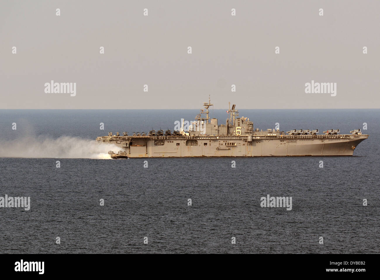 Un US Navy Landing Craft Air Cushion si allontana dall'assalto anfibio nave USS Bonhomme Richard durante le operazioni, 11 aprile 2014 nel Mar Cinese Orientale Foto Stock