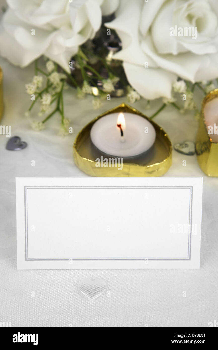Close up di un vuoto bianco nome scheda su una tabella di nozze Foto Stock
