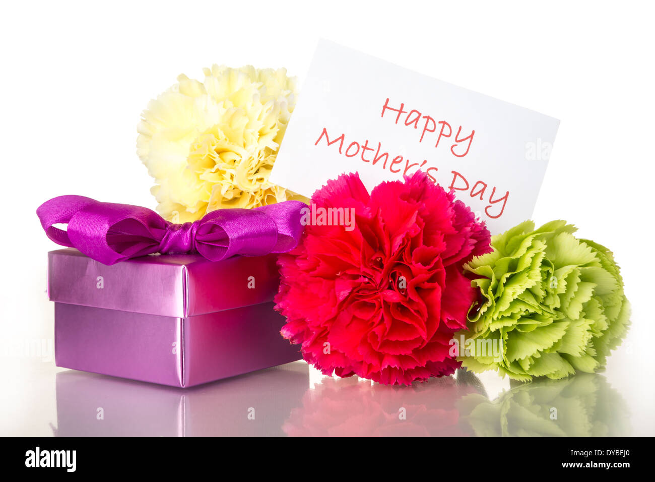 La festa della mamma regalo, fiori e scheda su sfondo bianco Foto Stock