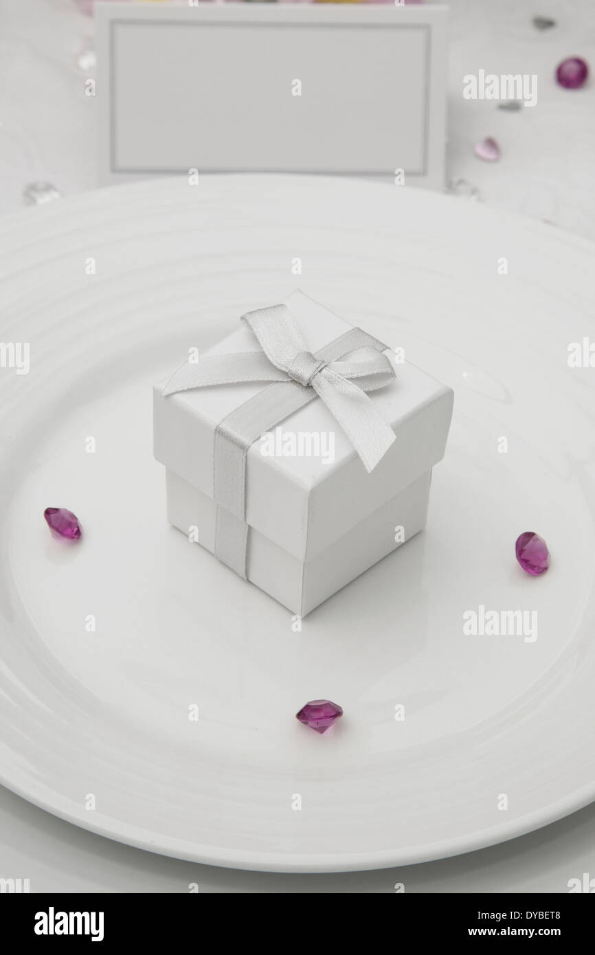 Tabella di nozze display con la bomboniera scatola su un osso piatto cina Foto Stock