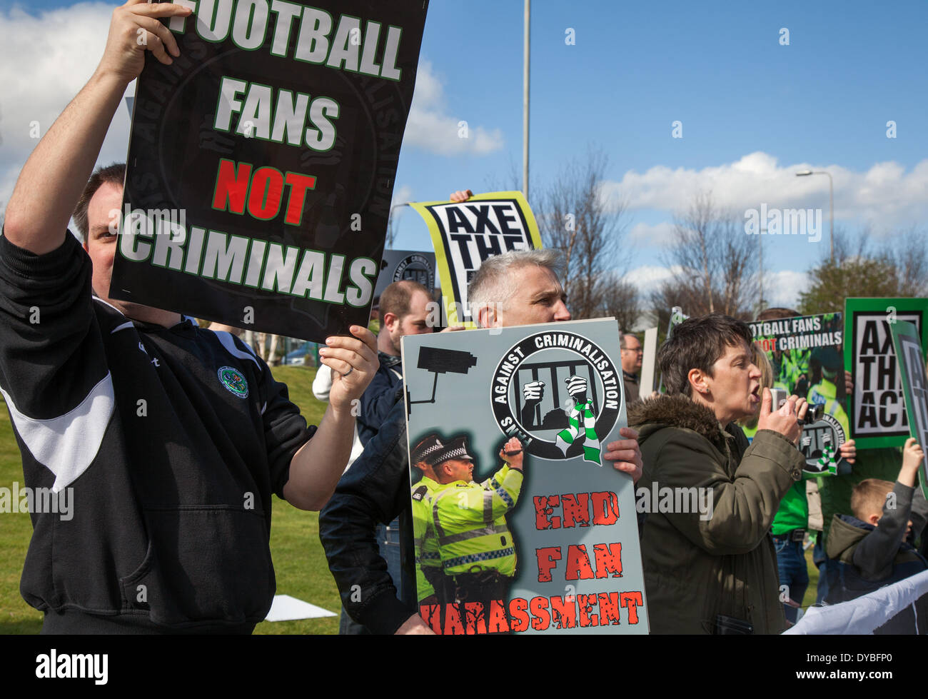 'Axe the Act' gli appassionati di calcio scozzesi protestano ad Aberdeen, Scozia, Regno Unito venerdì 11th aprile, 2014. Tifosi, calcio, calcio, sport, fan, gioco, squadra, molestie sostenitrice, maschio, giovane, Evento, concorso, dimostrazioni di persone al di fuori della SNP Spring Conference. Un nuovo gruppo di campagne, Fans Against Criminalisation, è stato formato dai tifosi celtici per combattere contro la prima parte del comportamento offensivo al Football and minacciing Communications Bill. Foto Stock