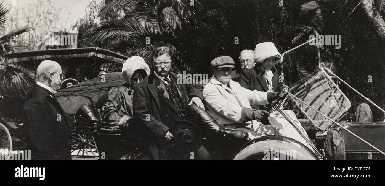 Theodore Roosevelt e altri lo sbarco da un open automobile, circa 1911 Foto Stock