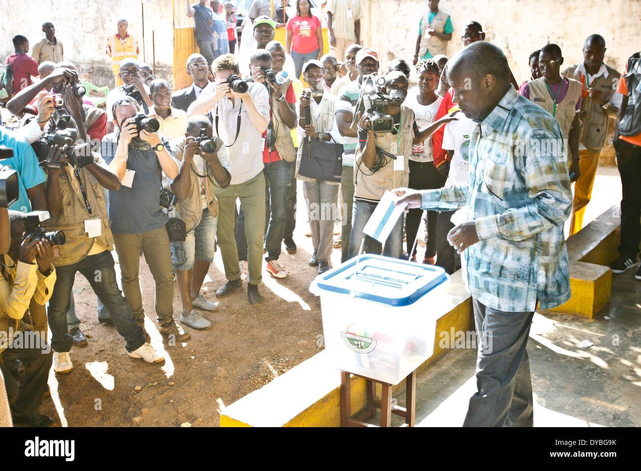 Bissau Guinea Bissau. Xiii Apr, 2014. Jos¨¦ M"¢rio Vaz, il candidato presidenziale del Partito Africano per l Indipendenza della Guinea e Capo Verde (PAIGC), getta il suo voto per le elezioni presidenziali a Bissau, capitale della Guinea Bissau, 13 aprile 2014. Gli elettori in Guinea Bissau ha iniziato ballottaggi decisivi di Domenica nella prima elezione poiché un colpo di stato militare del 2012 che aveva esautorato Presidente ad interim Raimundo Pereira e gettò la povera nel paese dell Africa occidentale nel caos. Credito: Li Jing/Xinhua/Alamy Live News Foto Stock