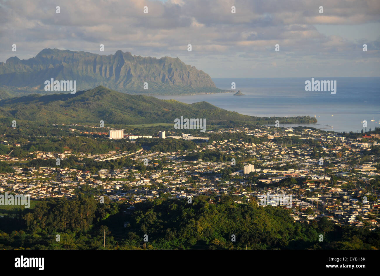 Vista panoramica di Kaneohe dal Pali Lookout con l'Isola di Mokoli'i (precedentemente conosciuta come il termine obsoleto 'cappello di Chinaman') sul retro, Oahu, Hawaii, USA Foto Stock