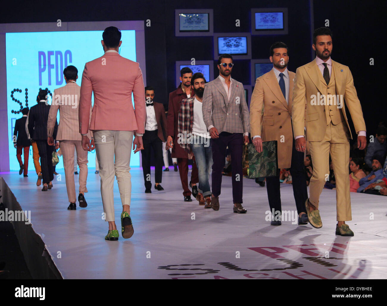 LAHORE, PAKISTAN-aprile 12 : modelli pakistani presenti le creazioni realizzate da progettisti pakistano Fahad Hussayni ,Maria B,Karma Pink,il terzo giorno del Pakistan designer di moda consiglio (PFDC) Sunsilk Fashion Week di Lahore on April 12, 2014. (Foto di RS Hussain/Pacific Stampa) Foto Stock