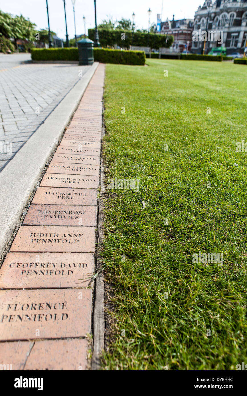 Nomi sui mattoni di terra per la memoria a Dunedin stazione ferroviaria, Nuova Zelanda Foto Stock