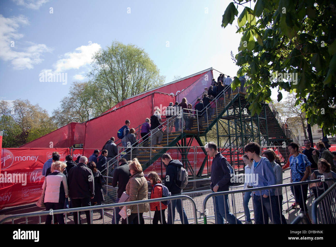 Londra, Regno Unito. Xiii Apr, 2014. La folla partecipare alla maratona di Londra. Credito: M.Sobreira/Alamy Live News Foto Stock