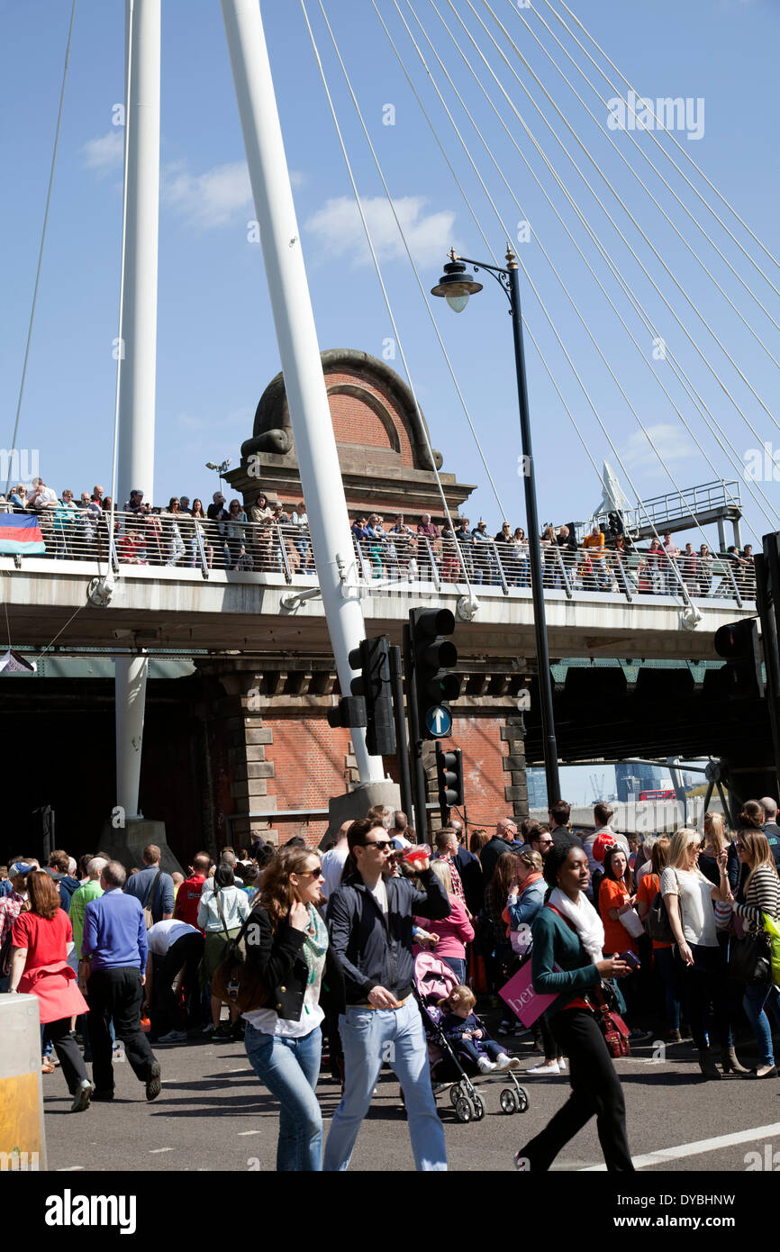 Londra, Regno Unito. Xiii Apr, 2014. La folla partecipare alla maratona di Londra. Credito: M.Sobreira/Alamy Live News Foto Stock