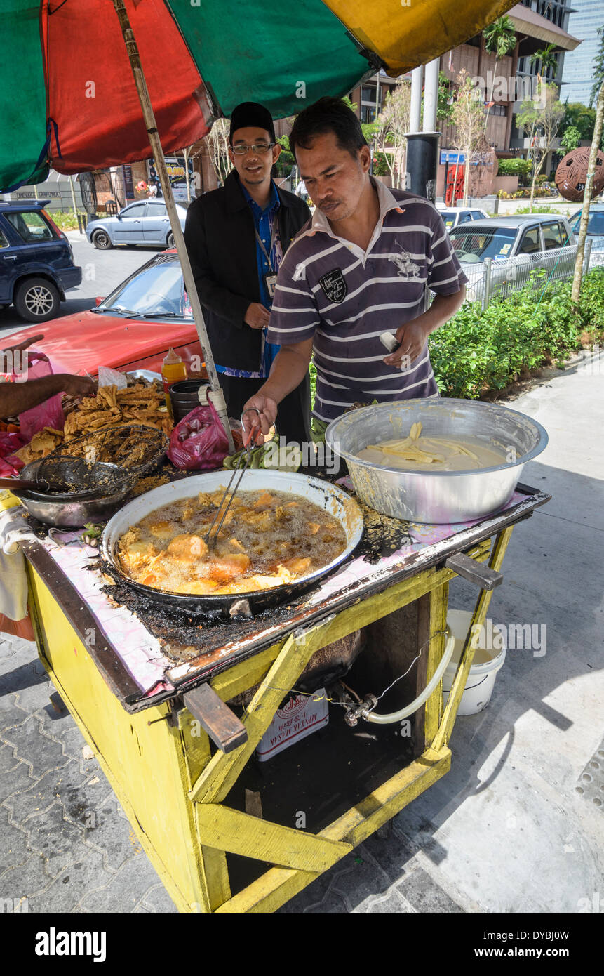 Sul lato della strada di stallo alimentare di Kuala Lumpur in Malesia Foto Stock