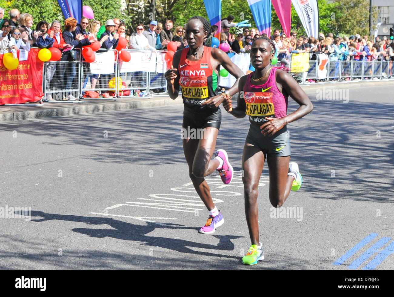 Victoria Embankment, Londra, Regno Unito. Xiii Apr, 2014. Eventuale vincitore Edna Kiplagat (sinistra) e Firenze Kiplagat sia dal Kenya nella maratona femminile. Credito: Matteo Chattle/Alamy Live News Foto Stock