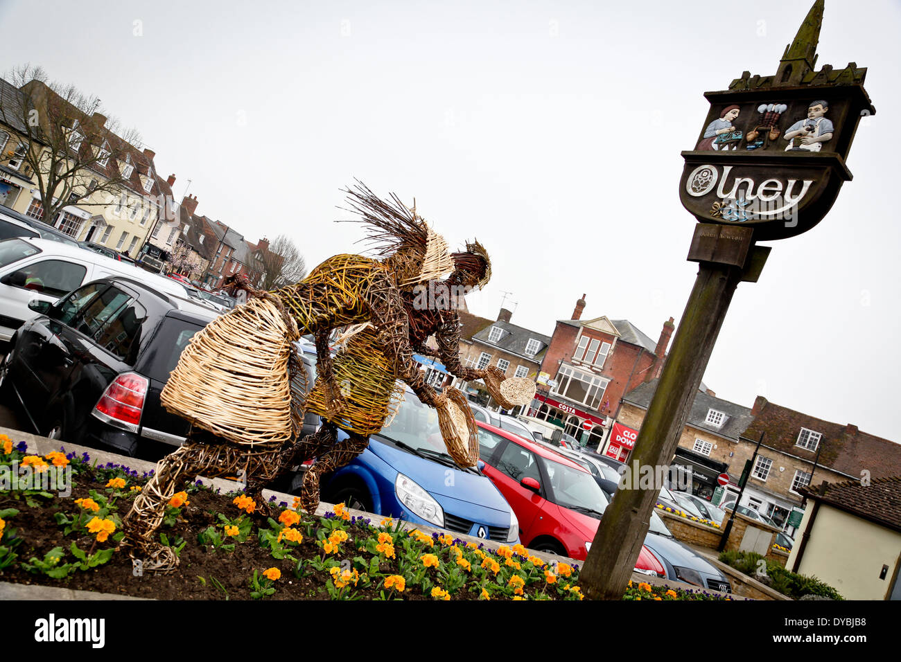 Vimini figure raffiguranti la Olney Pancake Race. Olney in Bucks., è la posizione di tutto il mondo più famosi pancake race Foto Stock