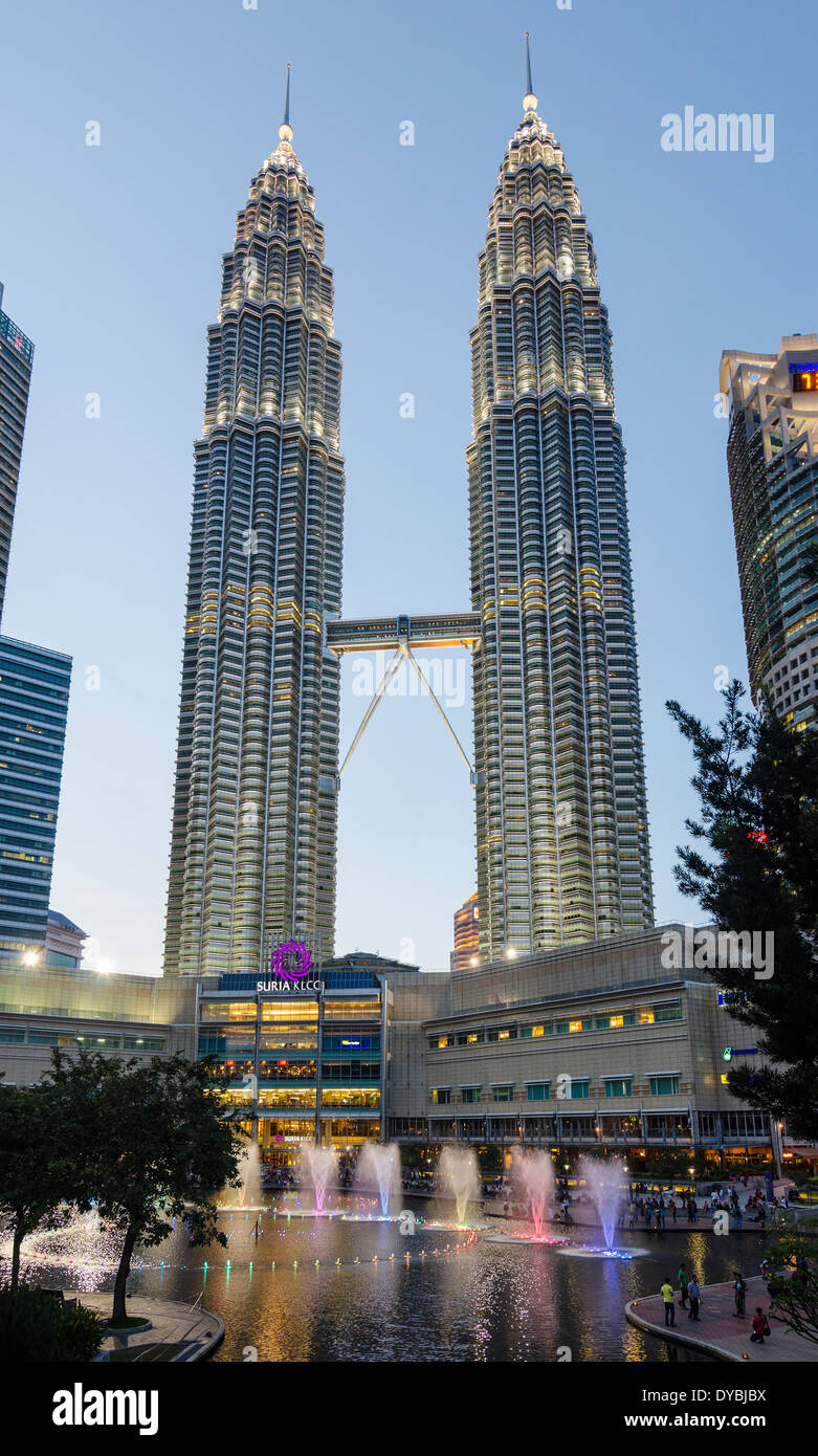 Luce e fontana acqua mostra al KLCC e le Torri Gemelle Petronas, Kuala Lumpur, Malesia Foto Stock