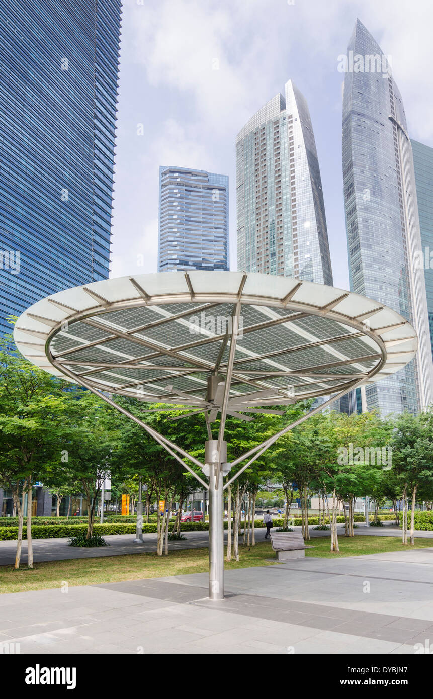 Grandi ombreggiato potenza solare ventola di raffreddamento sulla passeggiata pedonale attorno a Marina Bay, Singapore Foto Stock