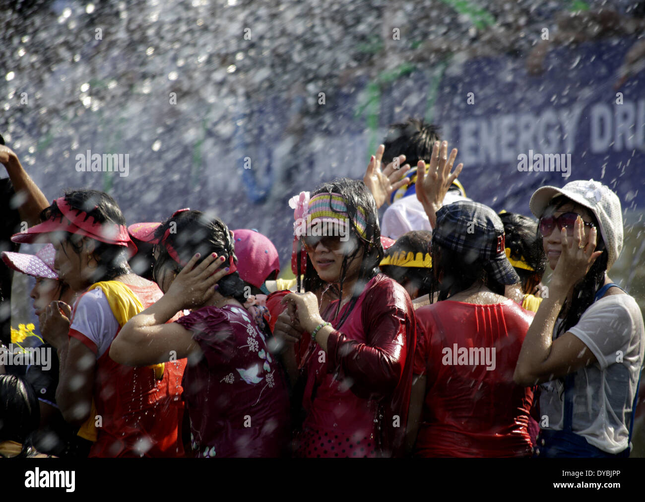 Yangon, Myanmar. Xiii Apr, 2014. Persone celebrano la festa delle acque in una strada a Yangon, Myanmar, 13 aprile 2014. Il Myanmar è Thingyan tradizionale festa dell'acqua ha dato dei calci a fuori di Yangon Domenica. (Xinhua/U Aung) Foto Stock
