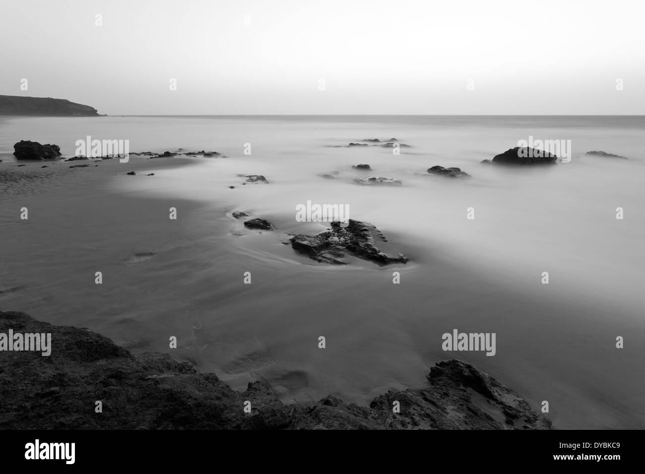 Una lunga esposizione di una spiaggia e alcune rocce a La Pared, Fuerteventura, Spagna. Foto Stock