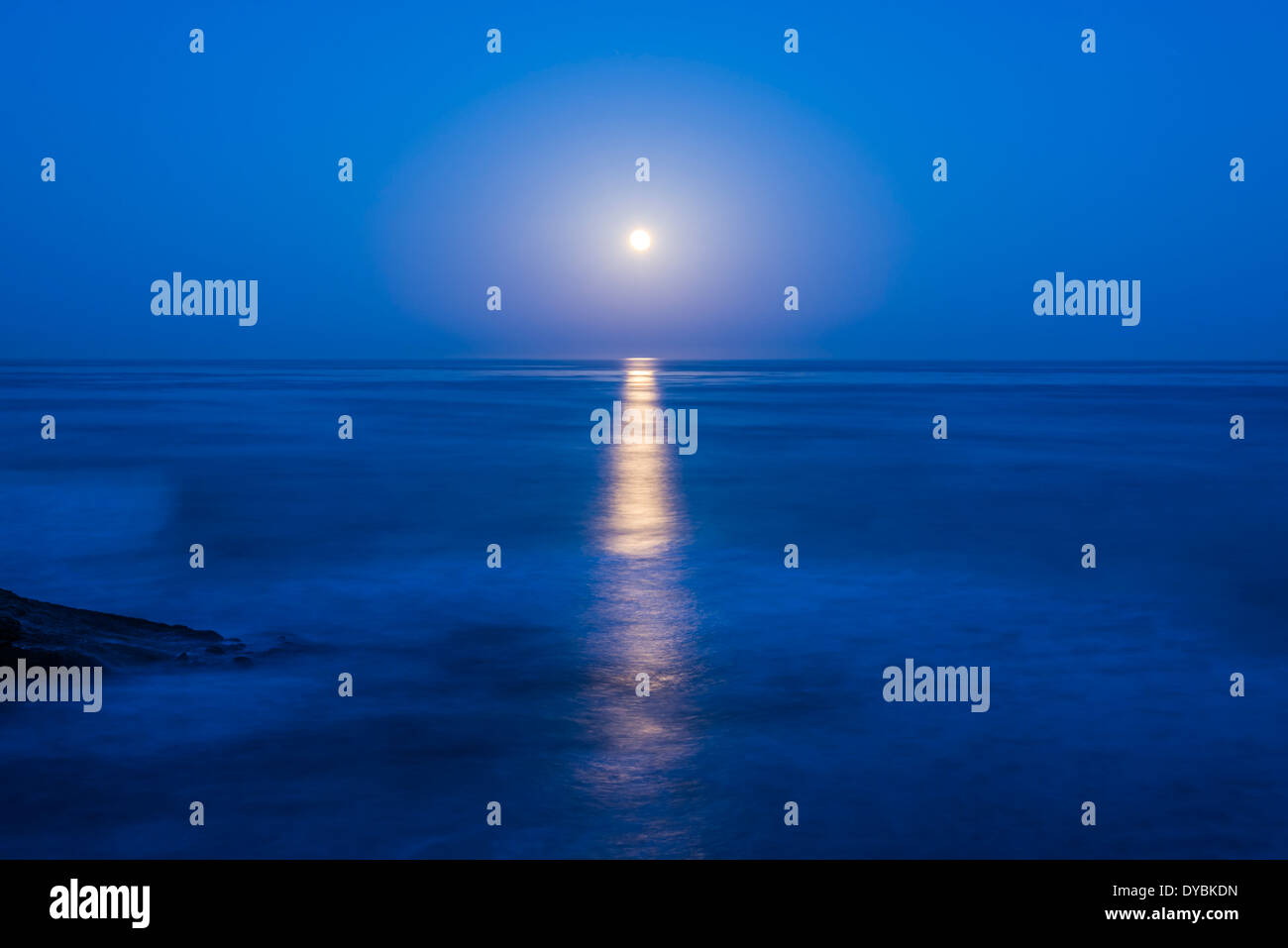 La Luna Tramonto sull'Oceano Pacifico. San Diego, California, Stati Uniti. Foto Stock