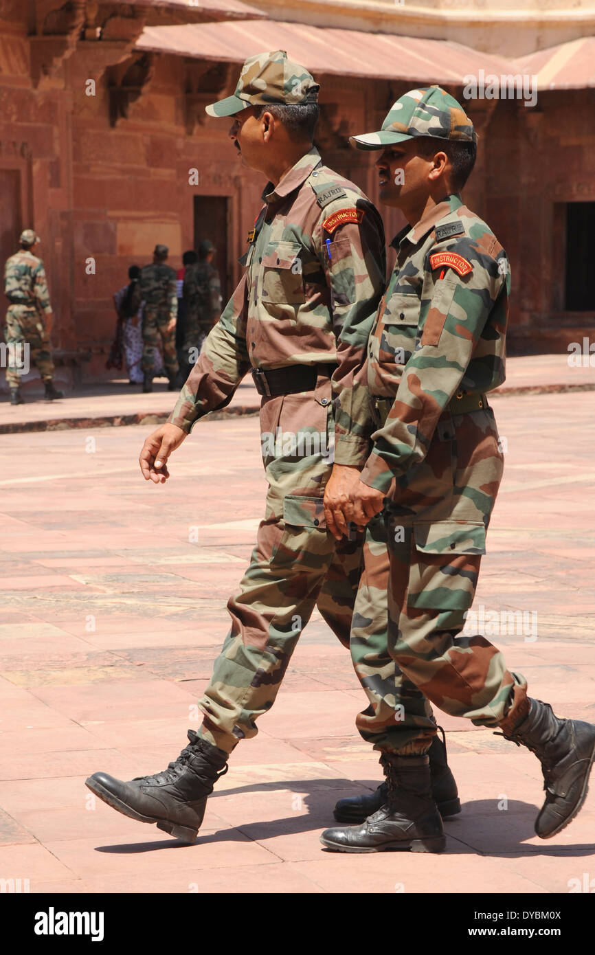 India. Aprile 2014. I soldati indiani in uniforme di mimetizzazione Foto Stock