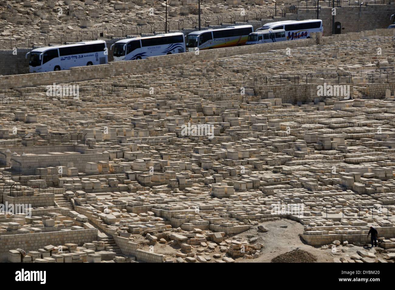 I bus turistici e tombe nel cimitero ebraico del Monte degli Ulivi, Gerusalemme, Israele Foto Stock