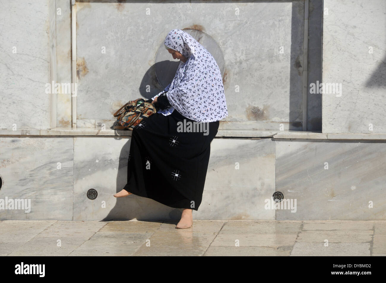 La donna si siede sul bordo della Cupola della Roccia moschea, il Monte del Tempio, la città vecchia di Gerusalemme, Israele Foto Stock