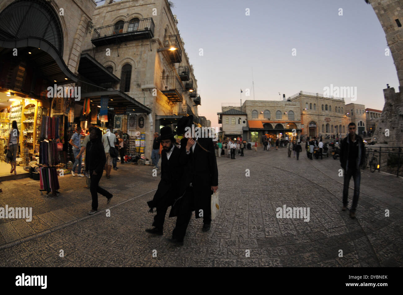 Ebrea ortodossa gli uomini a piedi vicino alla Porta di Jaffa al crepuscolo, la città vecchia di Gerusalemme, Israele Foto Stock