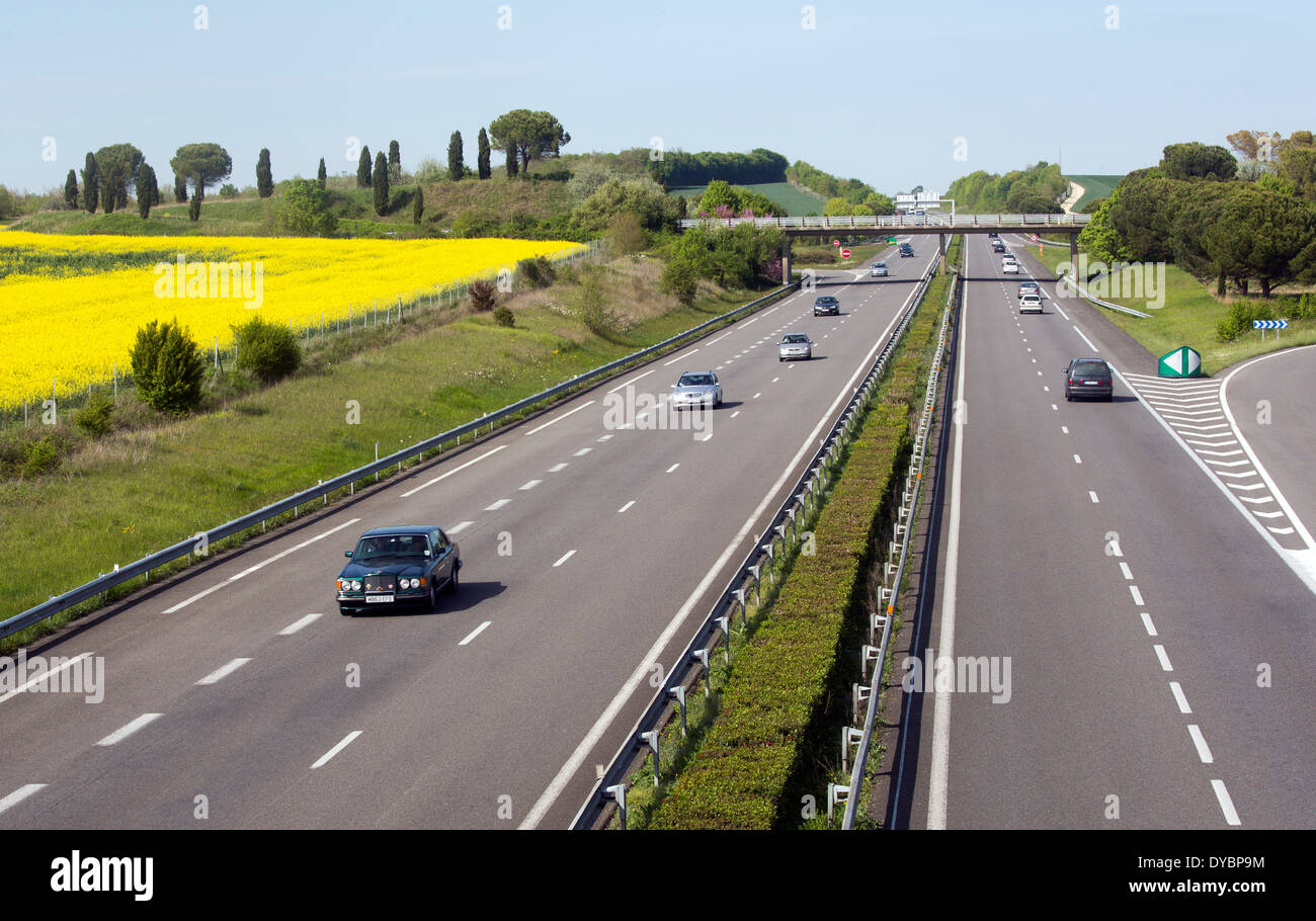 Il francese autoroute autostrada giornata soleggiata traffico leggero Foto Stock