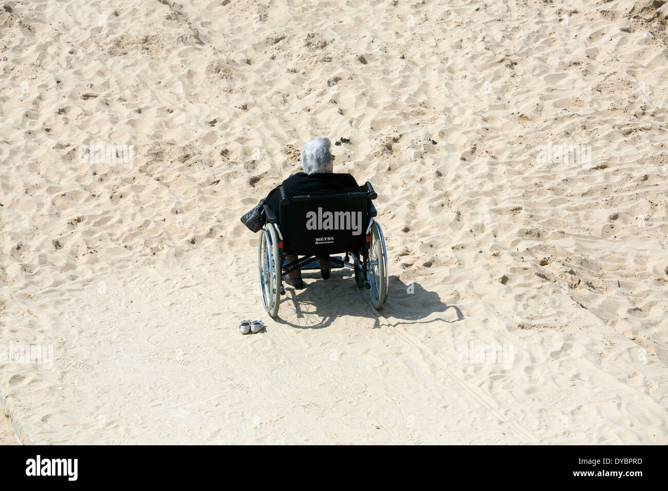 Disabilitato vecchia signora famiglia spiaggia sedia a rotelle bloccato Foto Stock