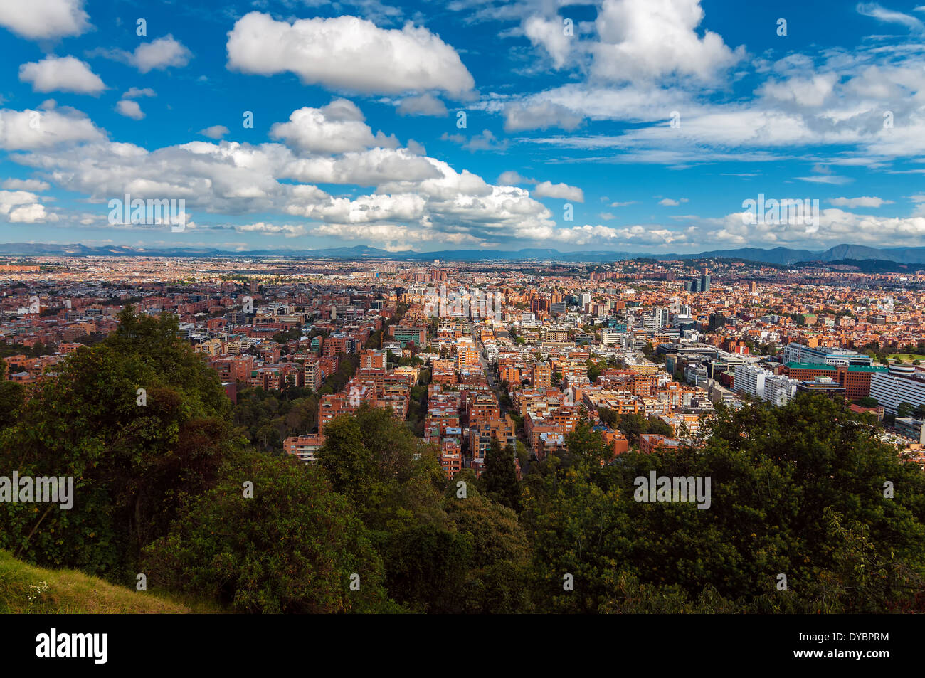 Vista di Bogotà, Colombia sotto un bel profondo cielo blu Foto Stock