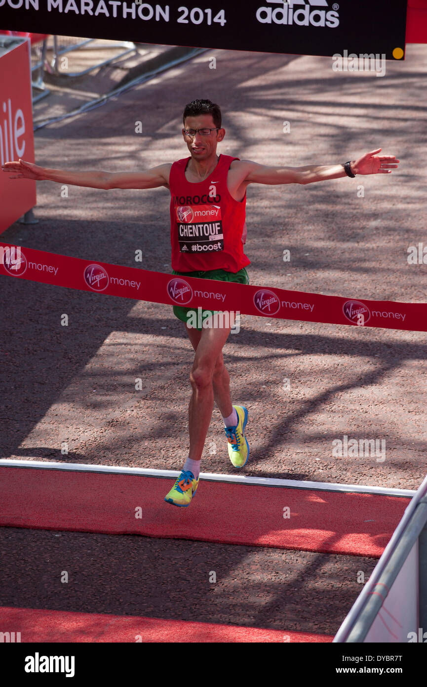 Londra, UK, 13 apr, 2014. Soldi VIRGIN LONDON MARATHON 2014. Marocchino para-atleta El Amin Chentouf termina al primo posto nel mondo IPC tazza T11, T12 categoria Credito: Malcolm Park editoriale/Alamy Live News Foto Stock